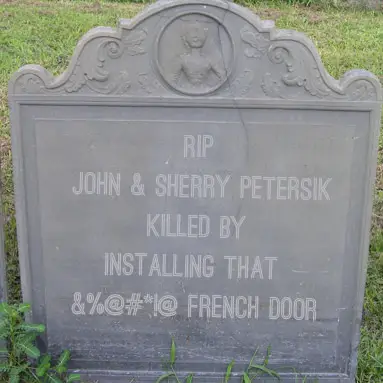 Porta francesa de pedra grave