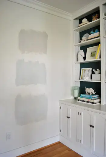 testgebieden van drie Benjamin Moore grijze verfkleuren zijn van toepassing op een gebied met een witte muur