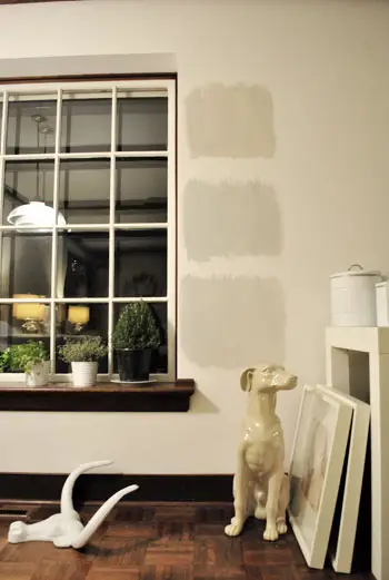 het testen van verfkleuren op een muur tijdens de nacht wanneer kunstlicht wordt gebruikt in plaats van natuurlijk licht