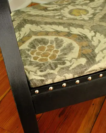 Přední strana s cvočky