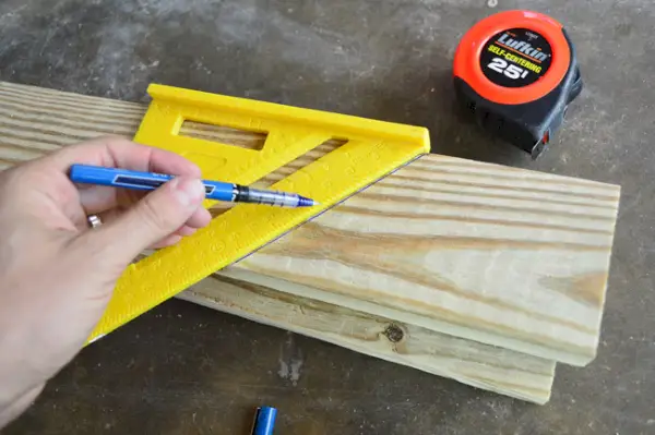 Markering van hoeksneden op 2x4 bord voor versteksneden