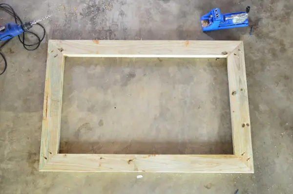 Rechthoekig frame opgebouwd uit 2x4 drukbehandelde planken voor dekpoort