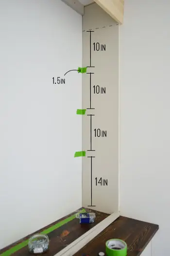 Metingen van de plankafstand voor een doe-het-zelf-boekenplank