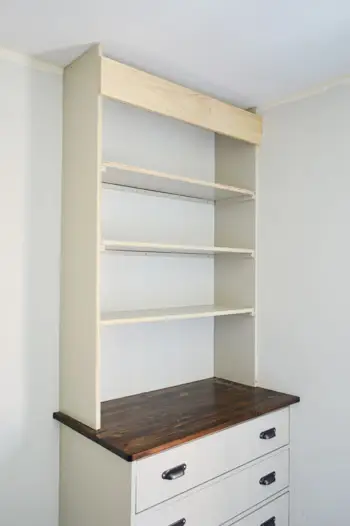 Planken geplaatst tijdens het bouwen van een doe-het-zelf-boekenplank