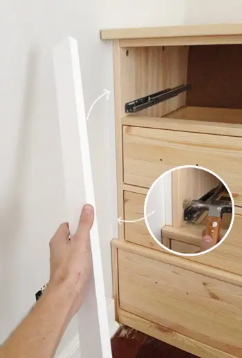 Opvulstuk tussen Ikea Fjell-dressoir en muur