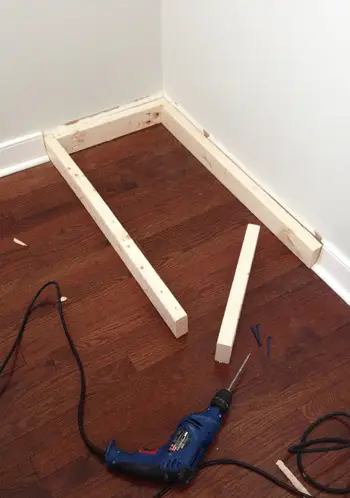 2x4 planken onder de basis van Ikea-dressoir