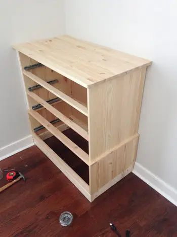 Ikea Fjell-dressoir zit op een onderstel van 2x4 om hem omhoog te brengen