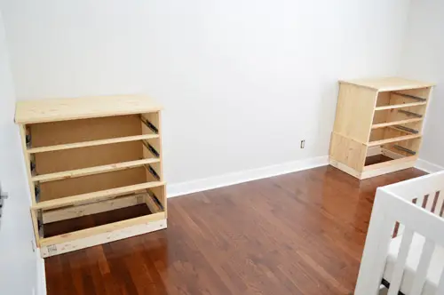 Twee Ikea Fjell-dressoirs Geïnstalleerd als inbouw in de hoeken van een slaapkamer