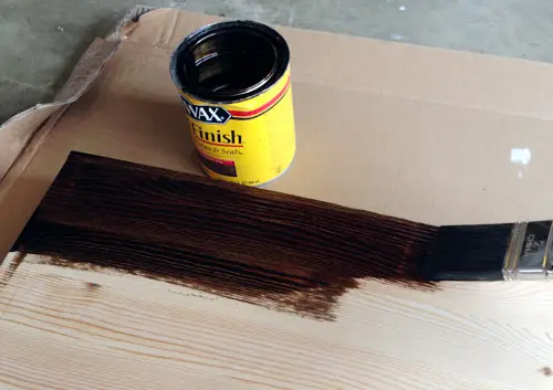 Een laag Minwax Wood Stain aanbrengen met een kwast