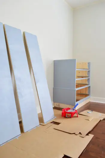 Gegronde stukken hout van Ikea Fjell wachten om te drogen