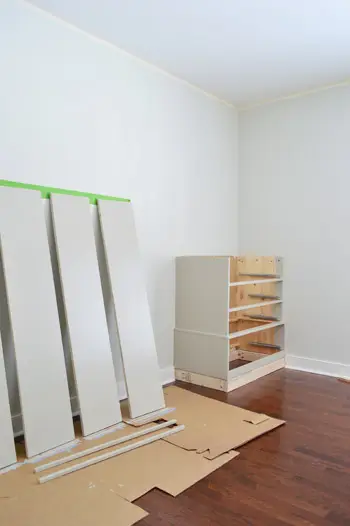 Geverfde stukken Ikea Fjell-dressoir wachtend om te drogen