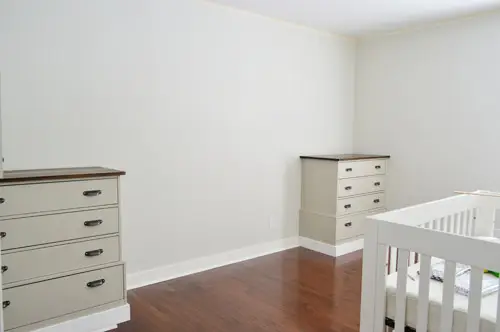 Jongenskamer met twee Ikea Fjell-dressoirs in de hoek