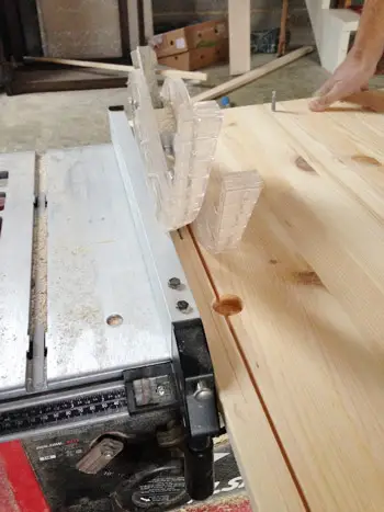 Een stuk hout zagen op een tafelzaag