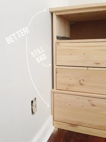 Laatste opening tussen muur en Ikea Fjell-dressoir