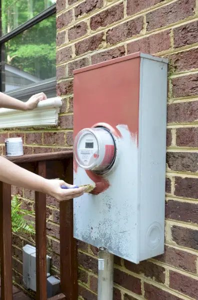 Dış Mekan Elektrik Kutusunu Kırmızı Tuğla Duvara Uygun Boyama