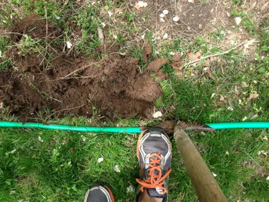 Gras uitsnijden met randschop om mulchbed in de voortuin te creëren
