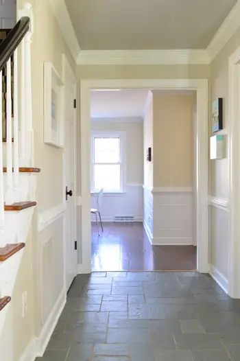 WhiteTrim Na Van Foyer