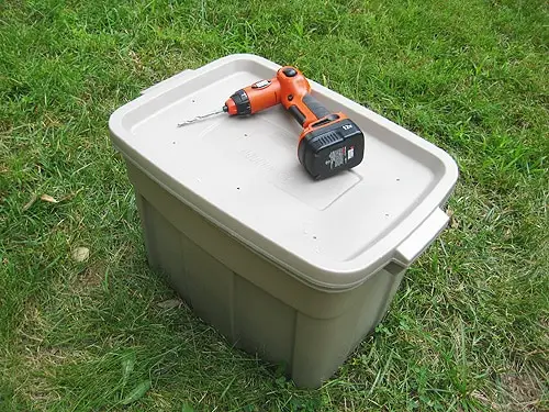 الانتهاء من صندوق السماد DIY في حاوية بلاستيكية مع ثقوب في الأعلى