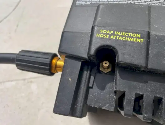 Zeepinjectieslang Bevestigingsmondstuk aan de zijkant van de Ryobi elektrische hogedrukreiniger