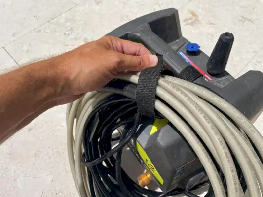 Bevestigingssnoeren op Ryobi elektrische hogedrukreiniger met ingebouwde klittenband