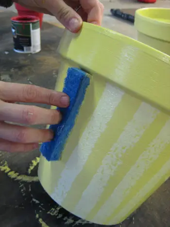 sponsend gestreept verfpatroon tot terracotta pot