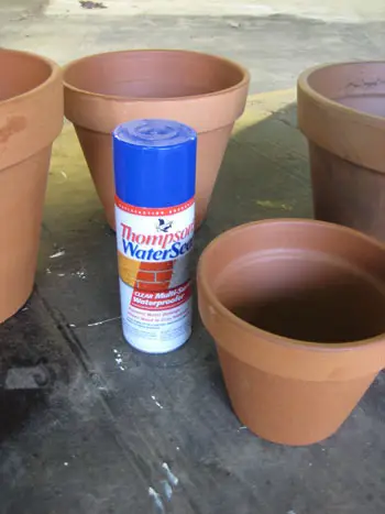 benodigdheden voor het schilderen van terracotta potten