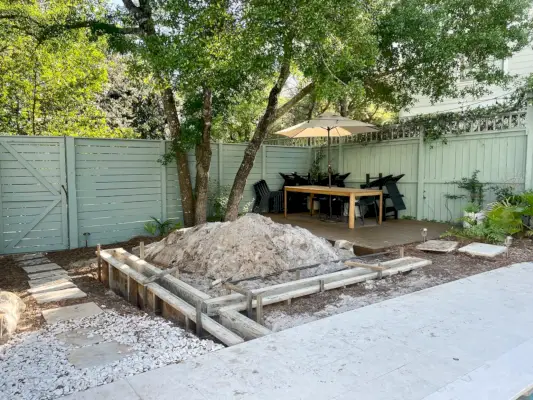 Tuingebied opgegraven voor betonnen keermuur