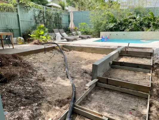 Ingelijste stappen voor het zwembad in de achtertuin vóór het gieten van de betonmolen
