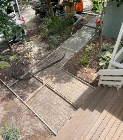 Beton wordt gestort in de voorste loopbrug