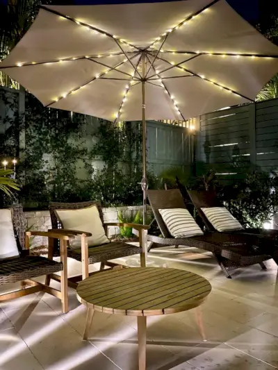 Zwembadterrasparasol verlicht met LED-verlichting op zonne-energie