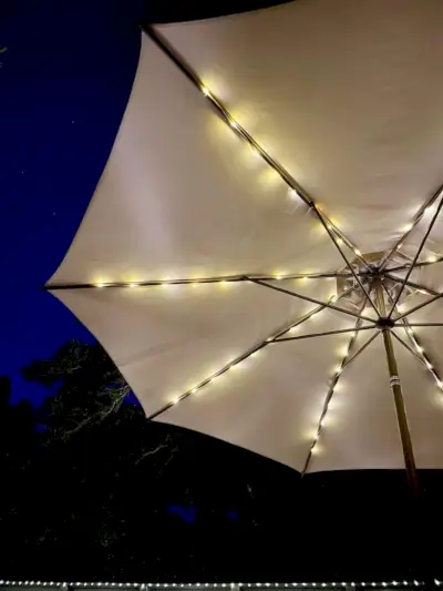 Onderkant van terrasparaplu met LED-verlichting op zonne-energie 's nachts