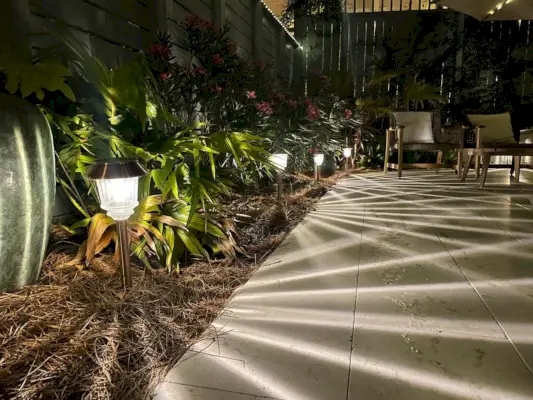 Solar Pathway Lights 's nachts die een koel lichtpatroon gieten