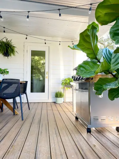 Lege ruimte op de veranda voor gemakkelijke doorgang tussen tafel en grill naar nieuwe deur in huis