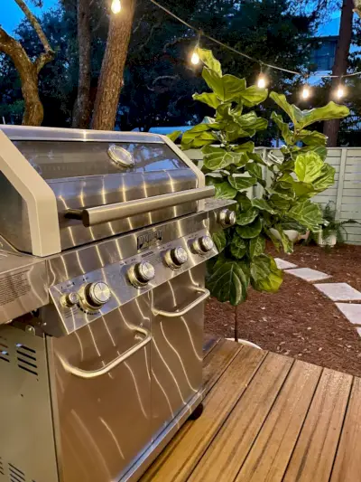 Detailfoto van roestvrijstalen grill 's nachts