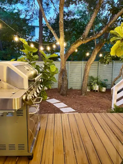 Nachtzicht vanaf de veranda met lichtslingers die gloeien in de zijtuin