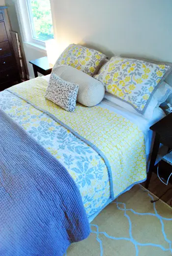 Kat geel grijs bed