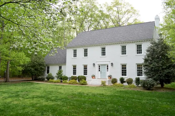 Casa pintada de blanco primavera desde el lado derecho