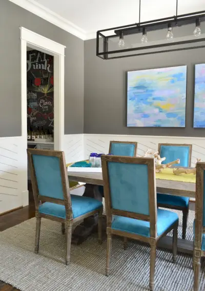 Moderne blauwe eetkamer Kendall houtskoolmuur en witte lambrisering