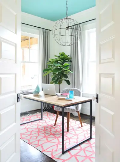 Modern thuiskantoor met blauw plafond en eenvoudig witte muren
