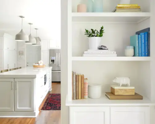 Close-up van een zelfgebouwde boekenplank, eenvoudig wit geschilderd door Benjamin Moore