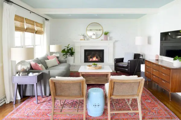 Moderne traditionele woonkamer met BM eenvoudig witte muren en bekleding