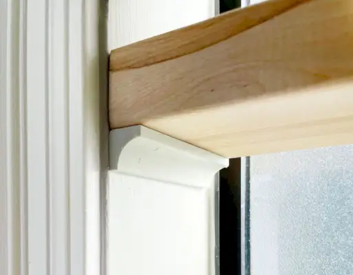 Close-up van slager blok plank gestut op Cove Molding In badkamerraam