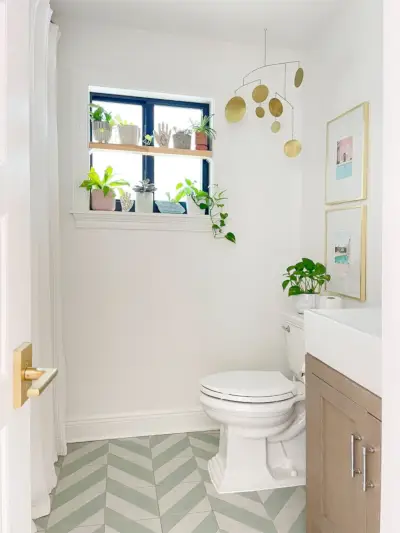 Moderne witte badkamer met mintgroene chevronvloer en doe-het-zelf raamplantenplank
