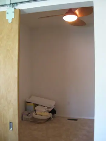 kinderkamer-andere hoek-emilie-voor-foto's-jong-huis-liefde