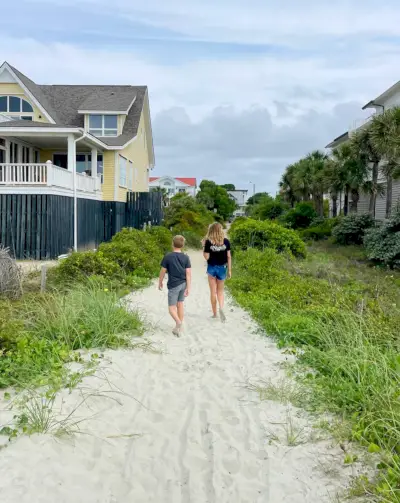 Kinderen lopen over de toegang tot het strand op Isle Of Palms South Carolina