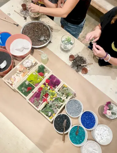 Kinderen maken terraria in Plant House in Mount Pleasant in Charleston, South Carolina