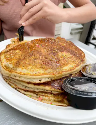 Fruitige Kiezelpannenkoek Bij Dabs Ontbijt In Charleston, South Carolina