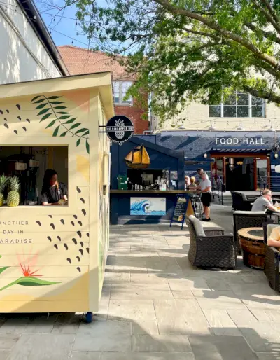 De Pineapple Hut en de aanloophaven Food Hall in Charleston, South Carolina