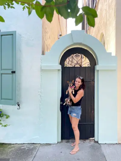 Sherry met Penny The Chorkie op Rainbow Row in Charleston, South Carolina