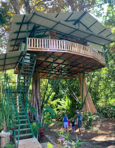 Boomhut bij Koninklijke Vlindertuinen In Costa Rica